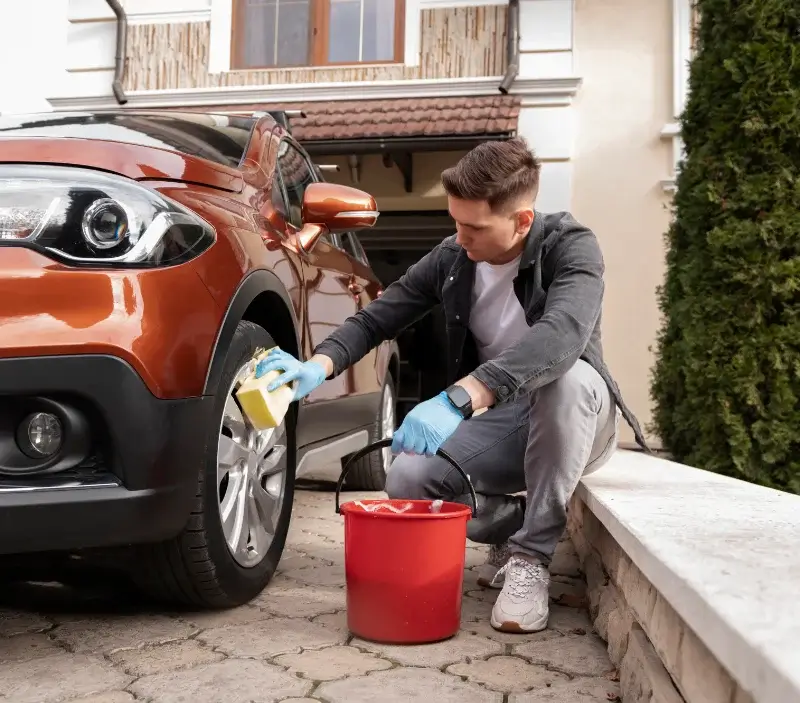 Lavage auto à domicile Saint-André-de-Najac : professionnel intervenant sur un véhicule
